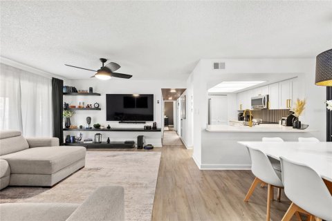 Condo in Orlando, Florida, 2 bedrooms  № 2377913 - photo 2