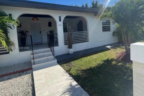 House in Miami, Florida 4 bedrooms, 128.48 sq.m. № 1992875 - photo 4