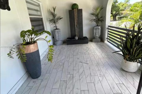 House in Miami, Florida 4 bedrooms, 128.48 sq.m. № 1992875 - photo 27