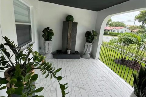 House in Miami, Florida 4 bedrooms, 128.48 sq.m. № 1992875 - photo 28