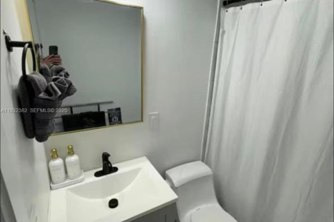 House in Miami, Florida 4 bedrooms, 128.48 sq.m. № 1992875 - photo 20