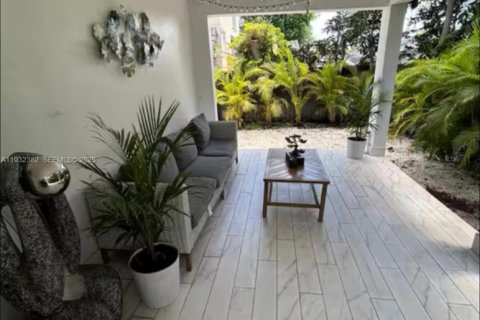 House in Miami, Florida 4 bedrooms, 128.48 sq.m. № 1992875 - photo 24