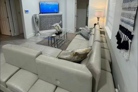 House in Miami, Florida 4 bedrooms, 128.48 sq.m. № 1992875 - photo 9