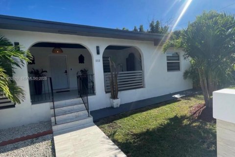 House in Miami, Florida 4 bedrooms, 128.48 sq.m. № 1992875 - photo 5