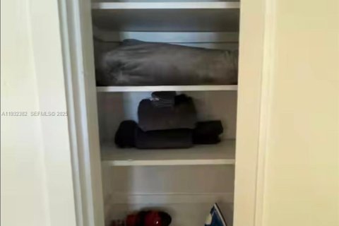 House in Miami, Florida 4 bedrooms, 128.48 sq.m. № 1992875 - photo 22