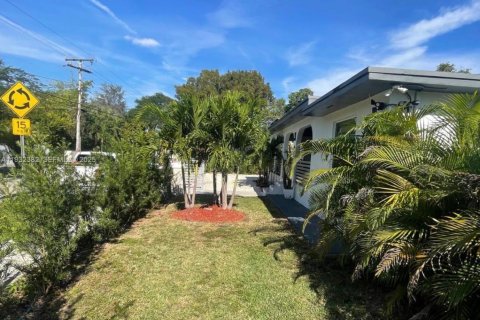 House in Miami, Florida 4 bedrooms, 128.48 sq.m. № 1992875 - photo 3