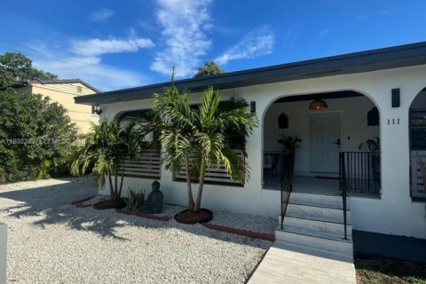 House in Miami, Florida 4 bedrooms, 128.48 sq.m. № 1992875 - photo 2