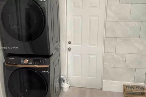 House in Miami, Florida 4 bedrooms, 128.48 sq.m. № 1992875 - photo 30