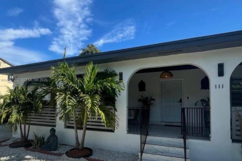 House in Miami, Florida 4 bedrooms, 128.48 sq.m. № 1992875 - photo 1