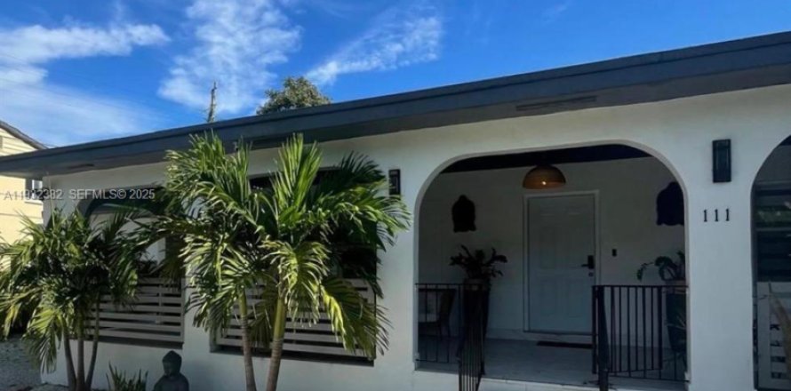 House in Miami, Florida 4 bedrooms, 128.48 sq.m. № 1992875