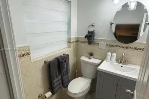 House in Miami, Florida 4 bedrooms, 128.48 sq.m. № 1992875 - photo 19