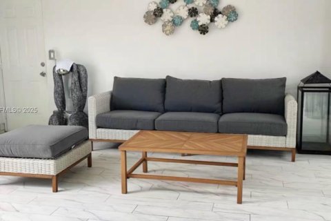 House in Miami, Florida 4 bedrooms, 128.48 sq.m. № 1992875 - photo 23