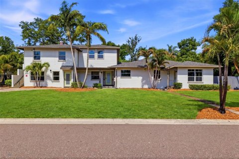 Casa en Saint Petersburg, Florida 6 dormitorios, 358.32 m2 № 2140784