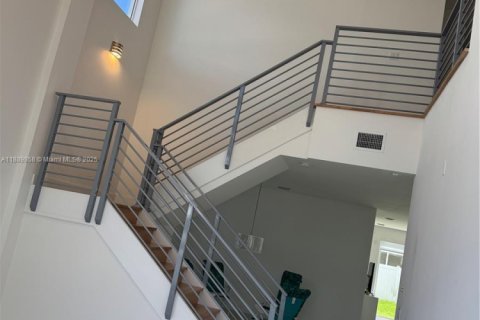 Villa ou maison à louer à Doral, Floride: 5 chambres, 289.2 m2 № 1939317 - photo 2