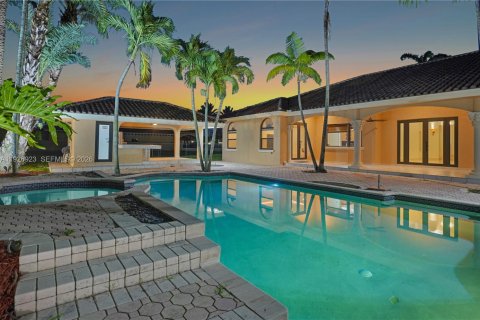 House in Miami, Florida 8 bedrooms, 563.73 sq.m. № 2240422 - photo 6