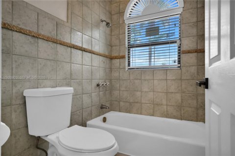 House in Miami, Florida 8 bedrooms, 563.73 sq.m. № 2240422 - photo 25