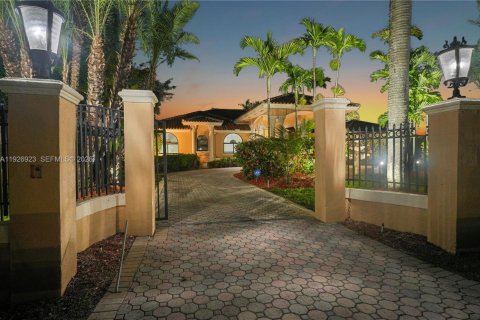 House in Miami, Florida 8 bedrooms, 563.73 sq.m. № 2240422 - photo 10
