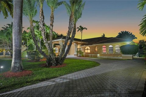 House in Miami, Florida 8 bedrooms, 563.73 sq.m. № 2240422 - photo 11
