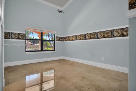 House in Miami, Florida 8 bedrooms, 563.73 sq.m. № 2240422 - photo 22