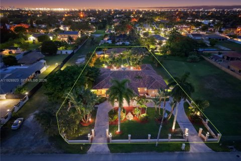 House in Miami, Florida 8 bedrooms, 563.73 sq.m. № 2240422 - photo 2
