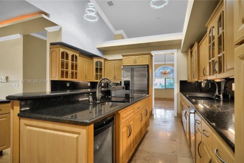 House in Miami, Florida 8 bedrooms, 563.73 sq.m. № 2240422 - photo 15