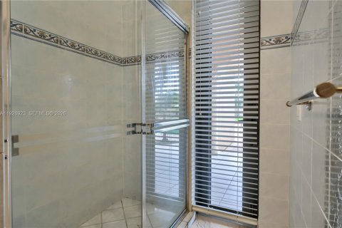 House in Miami, Florida 8 bedrooms, 563.73 sq.m. № 2240422 - photo 29
