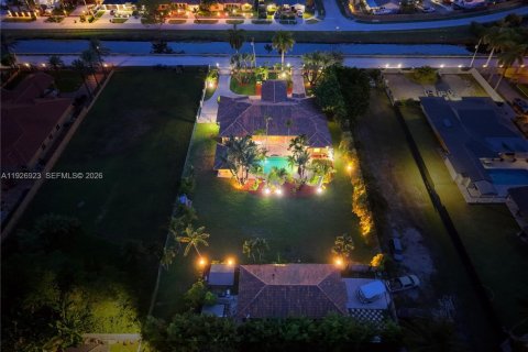 House in Miami, Florida 8 bedrooms, 563.73 sq.m. № 2240422 - photo 5