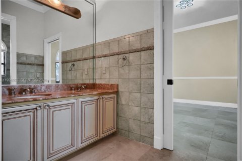 House in Miami, Florida 8 bedrooms, 563.73 sq.m. № 2240422 - photo 24