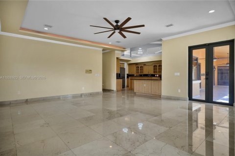 House in Miami, Florida 8 bedrooms, 563.73 sq.m. № 2240422 - photo 17