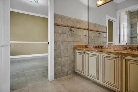 House in Miami, Florida 8 bedrooms, 563.73 sq.m. № 2240422 - photo 26