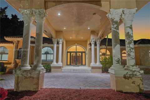 House in Miami, Florida 8 bedrooms, 563.73 sq.m. № 2240422 - photo 3
