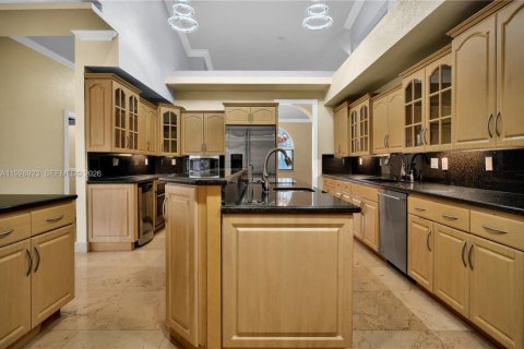House in Miami, Florida 8 bedrooms, 563.73 sq.m. № 2240422 - photo 14