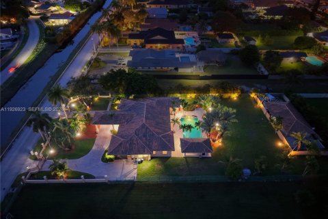 House in Miami, Florida 8 bedrooms, 563.73 sq.m. № 2240422 - photo 4