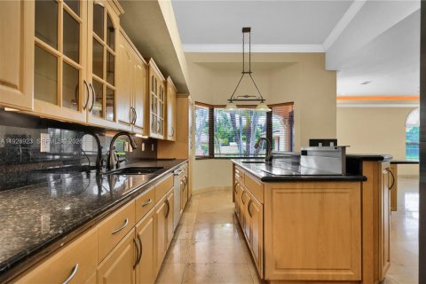 House in Miami, Florida 8 bedrooms, 563.73 sq.m. № 2240422 - photo 12