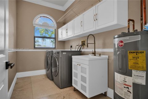 House in Miami, Florida 8 bedrooms, 563.73 sq.m. № 2240422 - photo 18