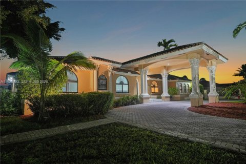 House in Miami, Florida 8 bedrooms, 563.73 sq.m. № 2240422 - photo 9