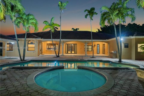 House in Miami, Florida 8 bedrooms, 563.73 sq.m. № 2240422