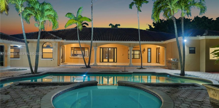 House in Miami, Florida 8 bedrooms, 563.73 sq.m. № 2240422