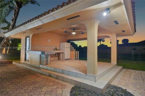 House in Miami, Florida 8 bedrooms, 563.73 sq.m. № 2240422 - photo 7