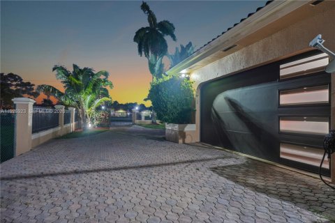 House in Miami, Florida 8 bedrooms, 563.73 sq.m. № 2240422 - photo 8