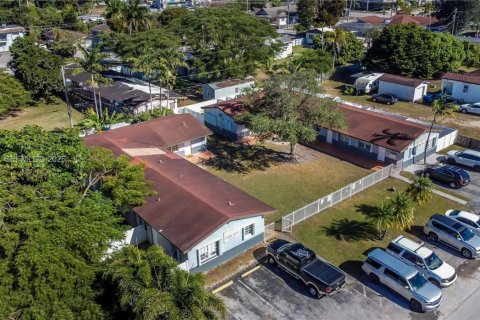 Купить коммерческую недвижимость в Хомстед, Флорида № 2045384 - фото 2