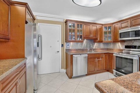 Condo in Hollywood, Florida, 2 bedrooms № 2362852 - photo 12