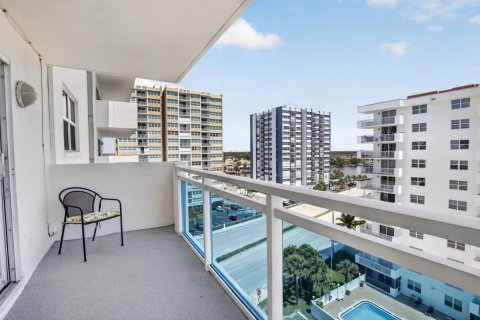 Condo in Hollywood, Florida, 2 bedrooms № 2362852 - photo 23