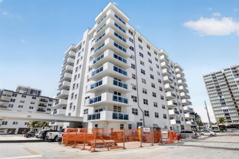 Condo in Hollywood, Florida, 2 bedrooms № 2362852 - photo 2