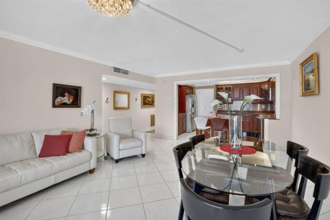 Condo in Hollywood, Florida, 2 bedrooms № 2362852 - photo 18