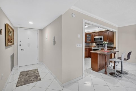 Condo in Hollywood, Florida, 2 bedrooms № 2362852 - photo 8