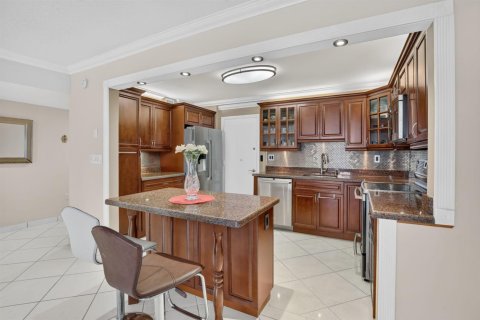 Condo in Hollywood, Florida, 2 bedrooms № 2362852 - photo 11
