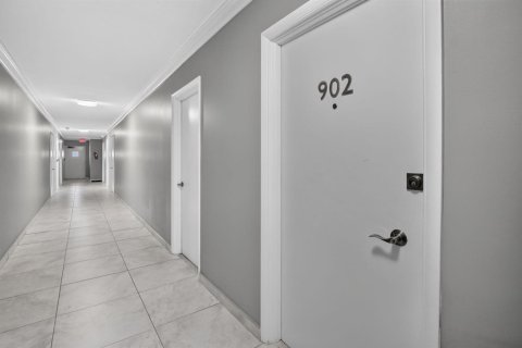 Condo in Hollywood, Florida, 2 bedrooms № 2362852 - photo 6