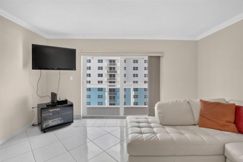 Condo in Hollywood, Florida, 2 bedrooms № 2362852 - photo 19