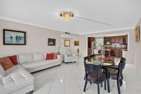 Condo in Hollywood, Florida, 2 bedrooms № 2362852 - photo 16